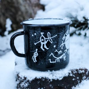 TANUM ROCK CARVINGS ENAMEL MUG - MUGS, GOBLETS, SCARVES{% if kategorie.adresa_nazvy[0] != zbozi.kategorie.nazev %} - HOME DECOR{% endif %}