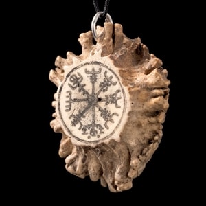 VEGVISIR, RUNE, ANHÄNGER FÜR DEN SCHUTZ, HIRSCHGEWEIH - WIKINGERAMULETTE{% if kategorie.adresa_nazvy[0] != zbozi.kategorie.nazev %} - SCHMUCKSTÜCKE{% endif %}