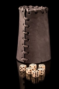 LEATHER DICE CUP BLACK AND 6 BONE DICE - EUROPE{% if kategorie.adresa_nazvy[0] != zbozi.kategorie.nazev %} - BUSHCRAFT, LIVING HISTORY, CRAFTS{% endif %}