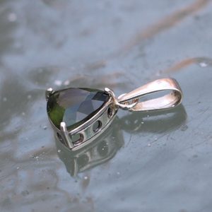 MOLDAVITE - TRIANGULAR DE LUXE, SILVER PENDANT - MOLDAVITES, CZECH{% if kategorie.adresa_nazvy[0] != zbozi.kategorie.nazev %} - SILVER JEWELLERY{% endif %}