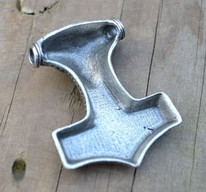 THORS HAMMER - MJÖLNIR, SCANIA, SCHWEDEN, VERSILBERTEN ZINN, GRANAT - WIKINGERAMULETTE{% if kategorie.adresa_nazvy[0] != zbozi.kategorie.nazev %} - SCHMUCKSTÜCKE{% endif %}