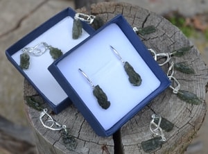 WILTH AHWA, RAW MOLDAVITE STERLING SILVER EARRINGS - MOLDAVITE{% if kategorie.adresa_nazvy[0] != zbozi.kategorie.nazev %} - SILBER SCHMUCKSTÜCKE{% endif %}