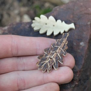 OAK LEAF, DEER ANTLER BUTTON - DEER ANTLER PRODUCTS{% if kategorie.adresa_nazvy[0] != zbozi.kategorie.nazev %} - BUSHCRAFT, LIVING HISTORY, CRAFTS{% endif %}