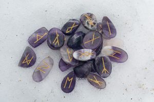 ELDER FUTHARK RUNE SET - AMETHYST - RUNEN FUTHARK{% if kategorie.adresa_nazvy[0] != zbozi.kategorie.nazev %} - MAGIK{% endif %}