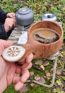 VEGVÍSIR KUKSA, BIRCH BOWL FROM LAPLAND - DISHES, SPOONS, COOPERAGE{% if kategorie.adresa_nazvy[0] != zbozi.kategorie.nazev %} - WOOD{% endif %}