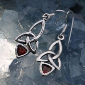 KIRA, EARRINGS, SILVER AND GARNET - EARRINGS WITH GEMSTONES, SILVER{% if kategorie.adresa_nazvy[0] != zbozi.kategorie.nazev %} - SILVER JEWELLERY{% endif %}