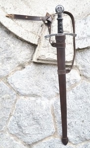 LEATHER SCABBARD FOR ONE HANDED SWORDS, FLEUR DE LIS - SWORD ACCESSORIES, SCABBARDS{% if kategorie.adresa_nazvy[0] != zbozi.kategorie.nazev %} - WEAPONS - SWORDS, AXES, KNIVES{% endif %}