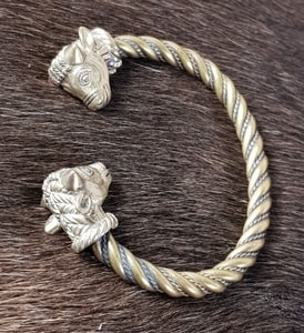 CELTIC BRACELET, BULL'S HEADS, TRICHTINGEN, BRASS - WIKINGER, SLAWISCHE, KELTISCHE ARMBÄNDER - BRONZE{% if kategorie.adresa_nazvy[0] != zbozi.kategorie.nazev %} - SCHMUCKSTÜCKE{% endif %}