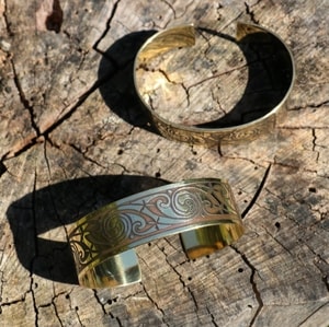 BANBHA, BRASS BANGLE, MADE IN IRELAND - CELTIC BRASS JEWELS, IMPORT FROM IRELAND{% if kategorie.adresa_nazvy[0] != zbozi.kategorie.nazev %} - JEWELLERY - BRONZE, ZINC{% endif %}