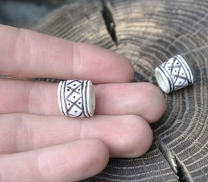 VIKING BEARD RING, DEER ANTLER - DEER ANTLER PRODUCTS{% if kategorie.adresa_nazvy[0] != zbozi.kategorie.nazev %} - BUSHCRAFT, LIVING HISTORY, CRAFTS{% endif %}