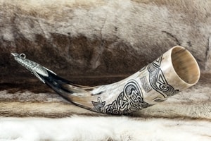 VENDEL, CARVED DRINKING HORN DE LUXE - DRINKING HORNS{% if kategorie.adresa_nazvy[0] != zbozi.kategorie.nazev %} - HORN PRODUCTS{% endif %}