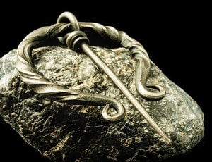 VIKING IRON BROOCH - DECORATED - BROOCHES, JEWELS, FIBULAE{% if kategorie.adresa_nazvy[0] != zbozi.kategorie.nazev %} - SMITHY WORKS, COINS{% endif %}