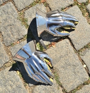 HOURGLASS GAUNTLETS, XIV CENTURY, POLISHED - RÜSTUNGSTEILE{% if kategorie.adresa_nazvy[0] != zbozi.kategorie.nazev %} - RÜSTUNGEN{% endif %}