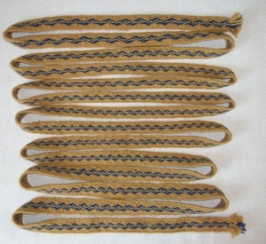 SVERIGE - HEDDLE BELT - TABLET WOVEN STRAP IX, 1 METER - DECORATIVE TEXTILE BELTS{% if kategorie.adresa_nazvy[0] != zbozi.kategorie.nazev %} - SHOES, COSTUMES{% endif %}