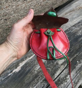 FLEUR DE LIS, MITTELALTERLICHE TASCHE MIT GÜRTEL, ROT - TASCHEN{% if kategorie.adresa_nazvy[0] != zbozi.kategorie.nazev %} - LEDERPRODUKTE{% endif %}