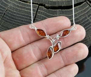 FLORA, AMBER, NECKLACE, STERLING SILVER - AMBER JEWELRY{% if kategorie.adresa_nazvy[0] != zbozi.kategorie.nazev %} - SILVER JEWELLERY{% endif %}