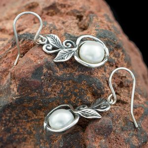 SYLVESTRA, EARRINGS, PEARL, SILVER - EARRINGS WITH GEMSTONES, SILVER{% if kategorie.adresa_nazvy[0] != zbozi.kategorie.nazev %} - SILVER JEWELLERY{% endif %}