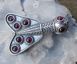 MEROVINGIAN SILVER AND GARNET CICADA BROOCH, 5TH CENTURY - BROOCHES AND BUCKLES{% if kategorie.adresa_nazvy[0] != zbozi.kategorie.nazev %} - SILVER JEWELLERY{% endif %}