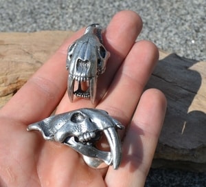 SMILODON, SABERTOOTH TIGER SKULL PENDANT, MASSIVE, TIN ALLOY SILVER PLATED - TIERE ANHÄNGER{% if kategorie.adresa_nazvy[0] != zbozi.kategorie.nazev %} - SCHMUCKSTÜCKE{% endif %}