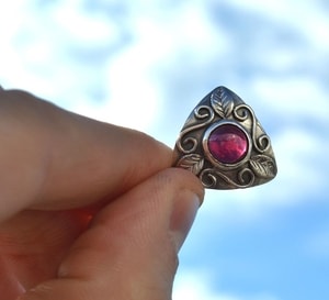 BOUDICCA, STERLING SILVER PENDANT WITH GARNET - PENDANTS{% if kategorie.adresa_nazvy[0] != zbozi.kategorie.nazev %} - SILVER JEWELLERY{% endif %}