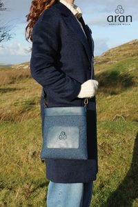 KERRY TWEED MESSAGE BAG - ARAN - WOOLEN HANDBAGS & BAGS{% if kategorie.adresa_nazvy[0] != zbozi.kategorie.nazev %} - WOOLEN PRODUCTS, IRELAND{% endif %}