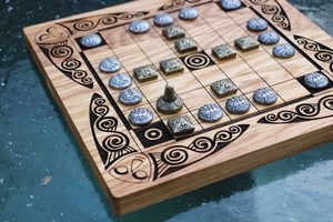 FIDCHELL CELTIC BOARD GAME BRIAN BORU VERSION WITH OAK BOARD - CELTIC BOARD GAMES{% if kategorie.adresa_nazvy[0] != zbozi.kategorie.nazev %} - HISTORICAL BOARD GAMES{% endif %}