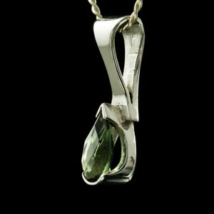 PLACIDA, MOLDAVITE SILVER PENDANT - MOLDAVITES, CZECH{% if kategorie.adresa_nazvy[0] != zbozi.kategorie.nazev %} - SILVER JEWELLERY{% endif %}