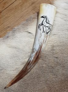 SLEIPNIR, CARVED DRINKING HORN - 0.3 L - DRINKING HORNS{% if kategorie.adresa_nazvy[0] != zbozi.kategorie.nazev %} - HORN PRODUCTS{% endif %}