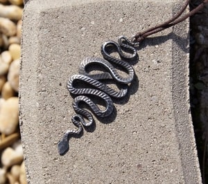 VIPERA, HAND FORGED SNAKE PENDANT - ANIMAL PENDANTS{% if kategorie.adresa_nazvy[0] != zbozi.kategorie.nazev %} - JEWELLERY - BRONZE, ZINC{% endif %}