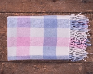 PINK AND BLUE CHECK BABY BLANKET - WOOLEN BLANKETS AND SCARVES, IRELAND{% if kategorie.adresa_nazvy[0] != zbozi.kategorie.nazev %} - WOOLEN PRODUCTS, IRELAND{% endif %}