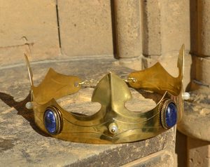 CAROLUS, NOBLE MEDIEVAL BRASS CROWN, SODALITE - DIADEME UND KRONEN{% if kategorie.adresa_nazvy[0] != zbozi.kategorie.nazev %} - SCHUHE, KLEIDUNG{% endif %}