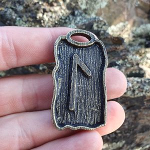 LAGUZ - RUNE PENDANT ZINC ANT.BRASS - RUNENANHÄNGER{% if kategorie.adresa_nazvy[0] != zbozi.kategorie.nazev %} - SCHMUCKSTÜCKE{% endif %}