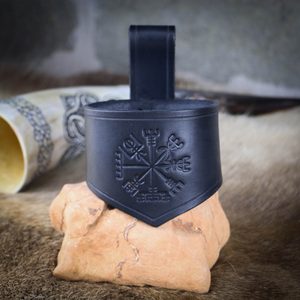 VEGVÍSIR LEATHER HORN HOLDER BLACK - DRINKING HORNS{% if kategorie.adresa_nazvy[0] != zbozi.kategorie.nazev %} - HORN PRODUCTS{% endif %}