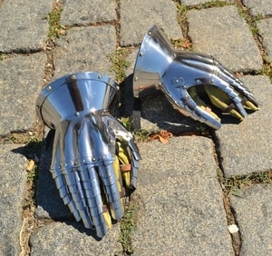 HOURGLASS GAUNTLETS, XIV CENTURY, POLISHED - RÜSTUNGSTEILE{% if kategorie.adresa_nazvy[0] != zbozi.kategorie.nazev %} - RÜSTUNGEN{% endif %}