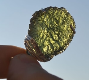 MOIRA, CZECH MOLDAVITE STERLING SILVER PENDANT - MOLDAVIT{% if kategorie.adresa_nazvy[0] != zbozi.kategorie.nazev %} - MOLDAVITE, MINERALIEN, FOSSILIEN{% endif %}