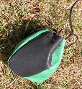 LEATHER POUCH - GREEN - BAGS, SPORRANS{% if kategorie.adresa_nazvy[0] != zbozi.kategorie.nazev %} - LEATHER PRODUCTS{% endif %}