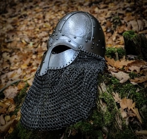 HJALMAR, CASQUE DE VIKING 2 MM, CHARNIÈRE RIVETÉE - CASQUES VIKINGS ET À NASALE{% if kategorie.adresa_nazvy[0] != zbozi.kategorie.nazev %} - ARMURES ET BOUCLIERS{% endif %}