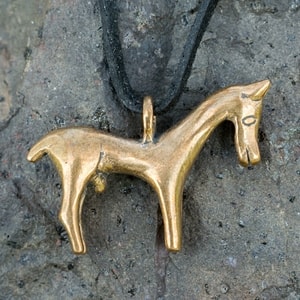 CELTIC HORSE PENDANT FROM GALLIA, BRONZE - HISTORISCHEN REPLIKEN AUS BRONZE{% if kategorie.adresa_nazvy[0] != zbozi.kategorie.nazev %} - SCHMUCKSTÜCKE{% endif %}