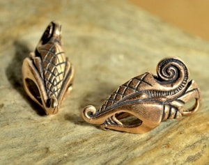 JELLINGE DRAGON JEWELRY JEWELLERY - HISTORISCHEN REPLIKEN AUS BRONZE{% if kategorie.adresa_nazvy[0] != zbozi.kategorie.nazev %} - SCHMUCKSTÜCKE{% endif %}