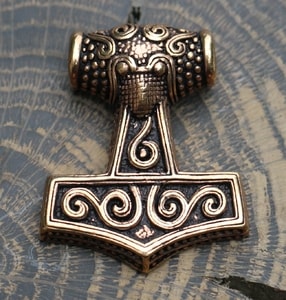 GRIMM, THORS HAMMER, BRONZE - WIKINGERAMULETTE{% if kategorie.adresa_nazvy[0] != zbozi.kategorie.nazev %} - SCHMUCKSTÜCKE{% endif %}