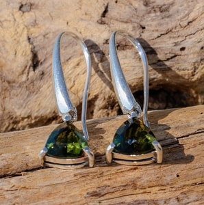 AMBRA - BOUCLES D'OREILLES, MOLDAVITE, ARGENT - BOUCLES D'OREILLES - BIJOUX HISTORIQUE{% if kategorie.adresa_nazvy[0] != zbozi.kategorie.nazev %} - BIJOUX EN ARGENT{% endif %}