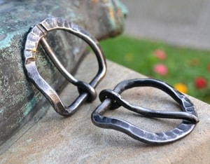 OVAL FORGED IRON BUCKLE FOR LEATHER BELTS - BROOCHES, JEWELS, FIBULAE{% if kategorie.adresa_nazvy[0] != zbozi.kategorie.nazev %} - SMITHY WORKS, COINS{% endif %}