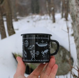 SÁMI SÁPMI LAPLAND ENAMEL MUG - MUGS, GOBLETS, SCARVES{% if kategorie.adresa_nazvy[0] != zbozi.kategorie.nazev %} - HOME DECOR{% endif %}