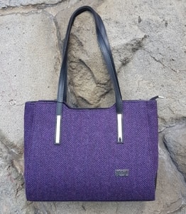 BRID TASCHE, LILA, WOLLE IRLAND - WOLLTASCHEN{% if kategorie.adresa_nazvy[0] != zbozi.kategorie.nazev %} - WOLLPRODUKTE{% endif %}