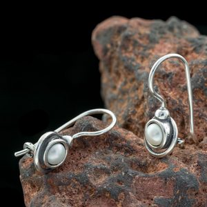 FREDA, EARRINGS, PEARL, SILVER - EARRINGS WITH GEMSTONES, SILVER{% if kategorie.adresa_nazvy[0] != zbozi.kategorie.nazev %} - SILVER JEWELLERY{% endif %}