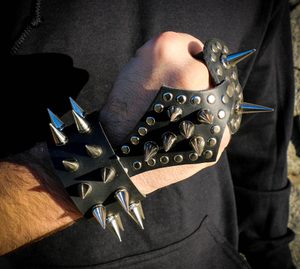 ROCKER, LEDERARMBAND III - LEDERARMBÄNDER{% if kategorie.adresa_nazvy[0] != zbozi.kategorie.nazev %} - LEDERPRODUKTE{% endif %}