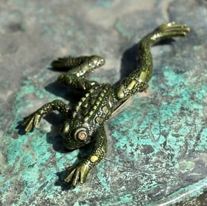 FROG, COSTUME BROOCH - COSTUME JEWELLERY{% if kategorie.adresa_nazvy[0] != zbozi.kategorie.nazev %} - JEWELLERY - BRONZE, ZINC{% endif %}