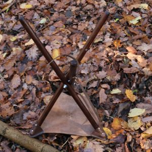 LEATHER FOLDING TRIPOD - BUSHCRAFT{% if kategorie.adresa_nazvy[0] != zbozi.kategorie.nazev %} - BUSHCRAFT, LIVING HISTORY, CRAFTS{% endif %}