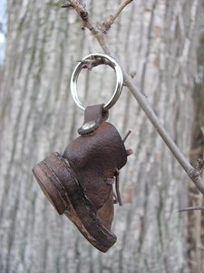 LEATHER SHOE FOR LUCKY VOYAGE - MIDDLE AGES, OTHER PENDANTS{% if kategorie.adresa_nazvy[0] != zbozi.kategorie.nazev %} - JEWELLERY - BRONZE, ZINC{% endif %}