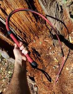 BRAIDED LEATHER COW WHIP, RED - BLACK - KEYCHAINS, WHIPS, OTHER{% if kategorie.adresa_nazvy[0] != zbozi.kategorie.nazev %} - LEATHER PRODUCTS{% endif %}